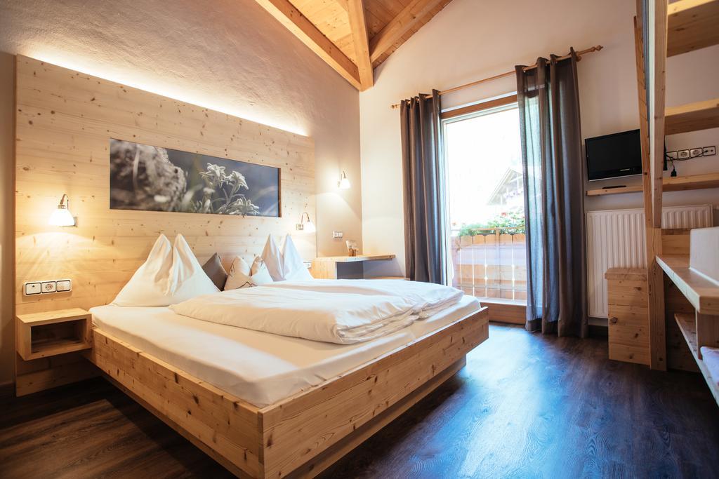 Hotel Wildschuetz San Leonardo in Passiria Esterno foto