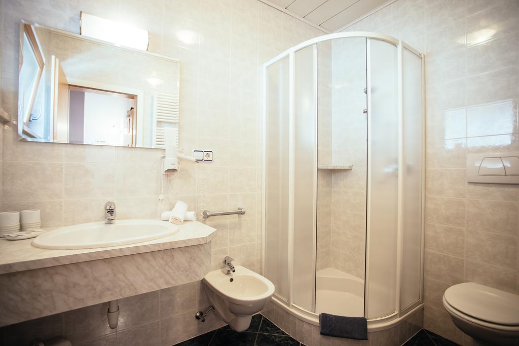 Hotel Wildschuetz San Leonardo in Passiria Esterno foto